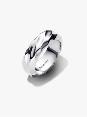 Pandora Rippled Wide Band Ring
Sterling silver